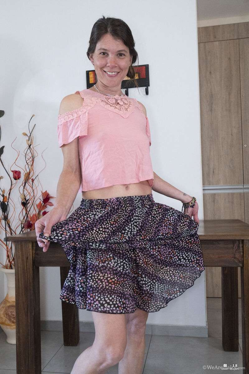 她旁边的木桌上，双腿大张，炫耀着她浓密的阴道，看起来绝对令人惊艳 Next to her on the wooden table, she looks absolutely stunning with her legs spread wide, showing off her thick vagina