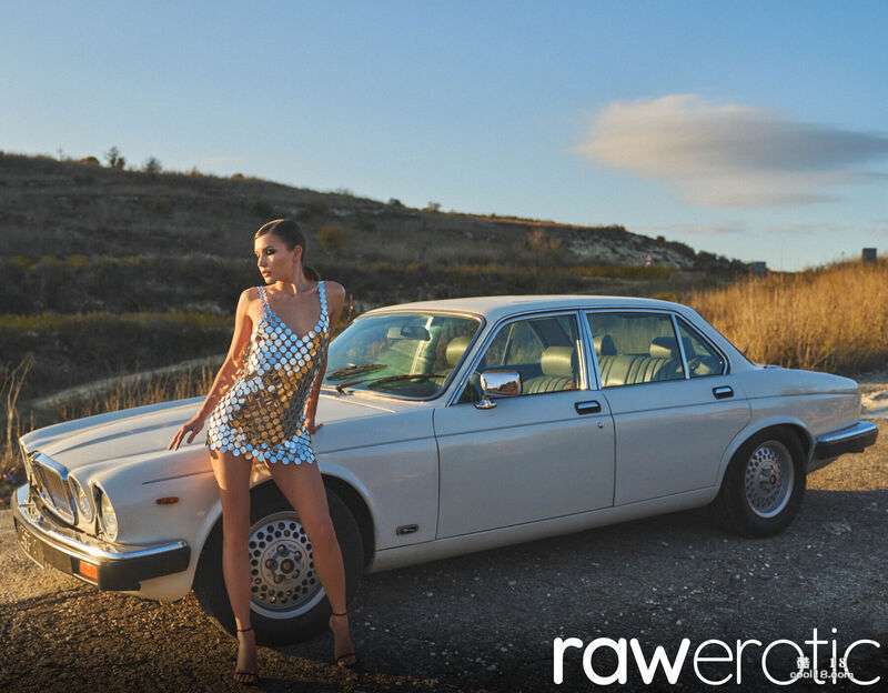 性感的黑发美女 Anikim Jones 在烈日下脱衣服，秀出她苗条的身材和小巧的乳房 Sexy brunette Anikim Jones strips off in the hot sun, showing off her slender figure and small breasts