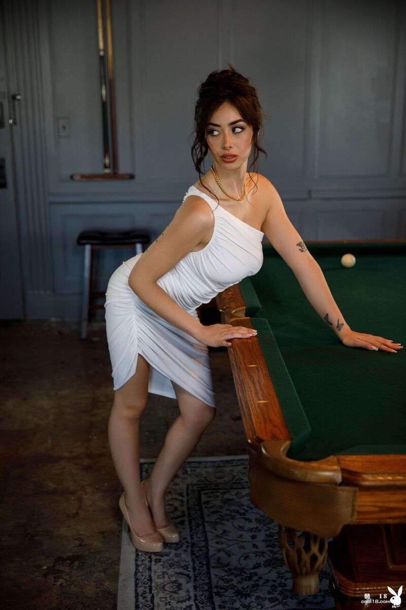 华丽的少妇 Chloe Surreal 在独奏中展示了她完美的奶子和热辣的屁股 Gorgeous teen Chloe Surreal shows off her perfect tits and hot ass in solo