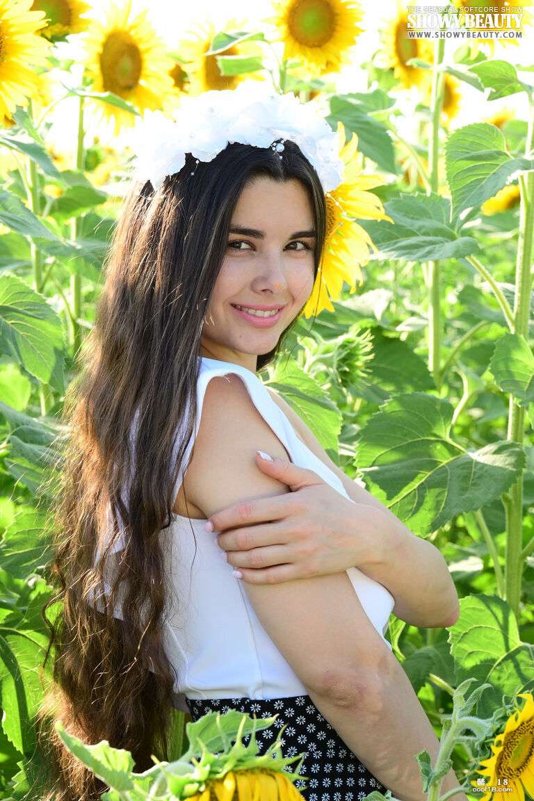 辣妹在向日葵田里脱下衣服，挺起她的大胸部，展示她甜美的臀部 Hot girl takes off her clothes in the sunflower field, pops her big boobs and shows off her sweet ass