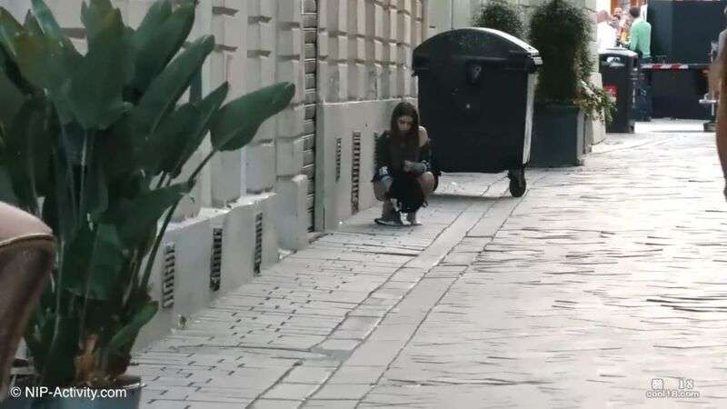 意大利巨乳艳星 Stella Cox 在人来人往的大街上突然脱光衣服全裸逛街 Italian busty porn star Stella Cox suddenly took off her clothes and went shopping naked on a busy street