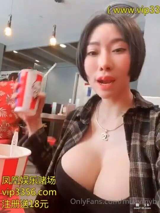 风情泰国餐厅喝奶茶爆乳美女在人群中手淫自拍 Stylish Thailand  A busty beauty drinks milk tea in a restaurant and masturbates and takes a selfie in the crowd