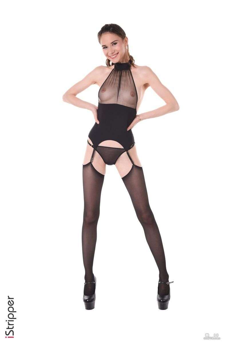 美女有着一头美丽的栗色长发和一双性感的眼睛，她脱下那件黑色紧身衣 The beauty has beautiful long chestnut hair and sexy eyes. She takes off the black tights