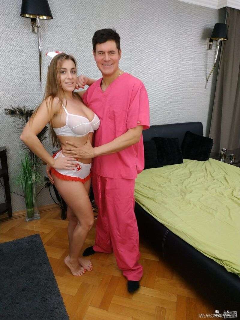 性感的乌克兰护士 Josephine Jackson 用巨大的胸部引诱男人性交射精 Sexy Ukrainian nurse Josephine Jackson uses her huge boobs to seduce a man into cumming