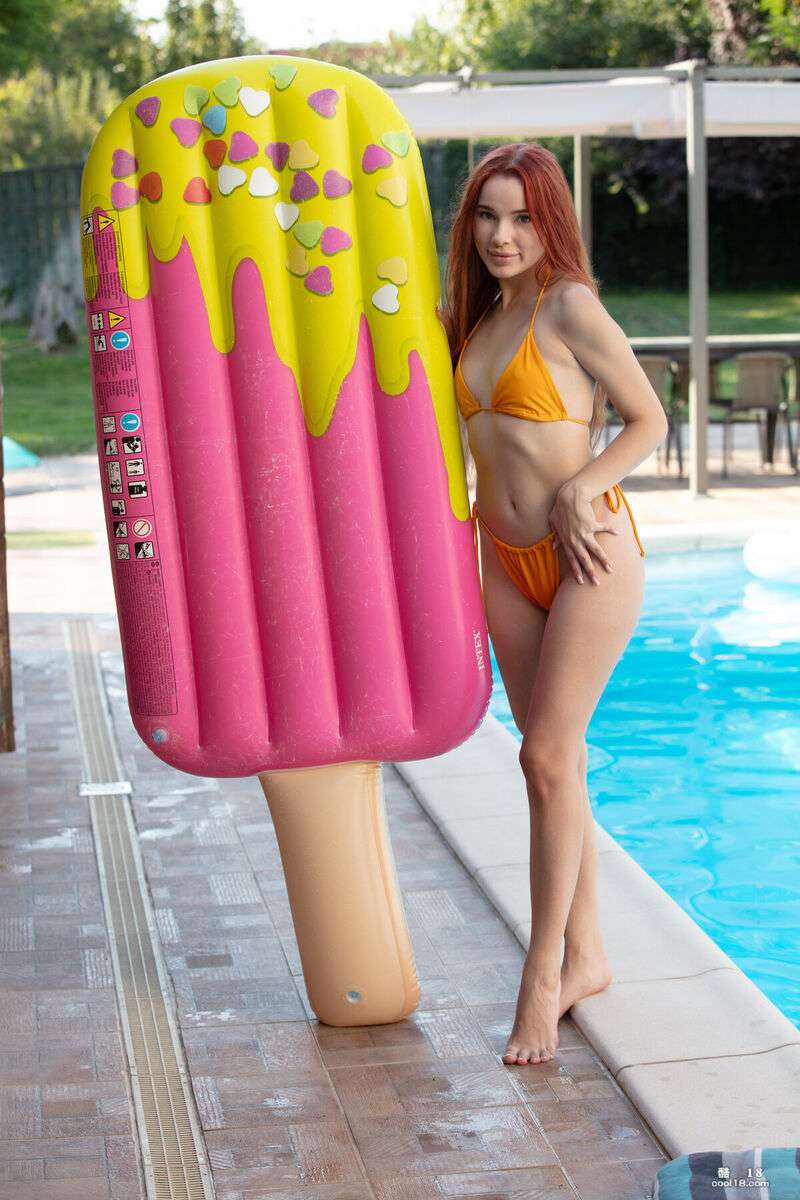 性感美女脱下梅根的泳衣，一头扎进她的阴部，浑身湿透 The sexy beauty took off Megan's swimsuit and plunged into her pussy, getting soaked