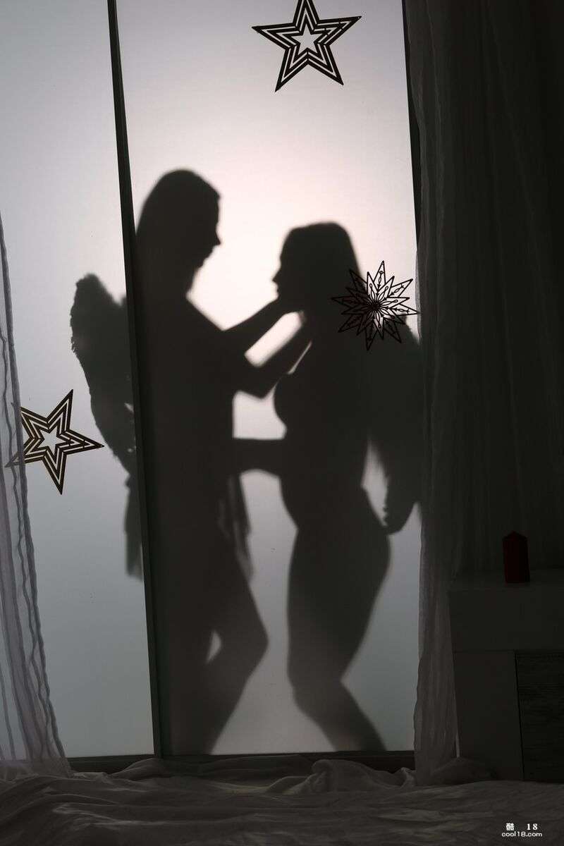 变态的女同性恋者Nicol Love和Oprah互相玩弄小屄和撒尿 Kinky lesbians Nicol Love and Oprah play with each other's pussies and piss