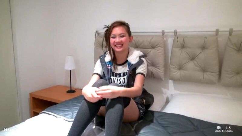 美国华裔性感小妞脱得一丝不挂后手淫自拍 Sexy Chinese American girl takes off her clothes and masturbates for selfie