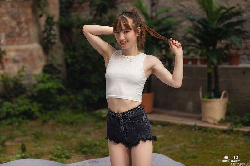 小妖精脱下了紧身牛仔裤，只穿着鞋子，她毫不在意地张开了长腿，自信 The little fairy took off her tight jeans and only wore shoes. She spread her long legs without any care and looked confident