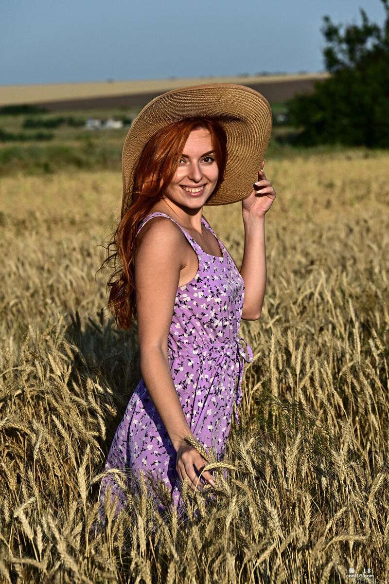 宝贝快速地脱下衣服，用手捂住她的大乳房，同时张开长腿，诱人地欣赏 The babe quickly takes off her clothes and covers her big breasts with her hands while spreading her long legs to admire seductively