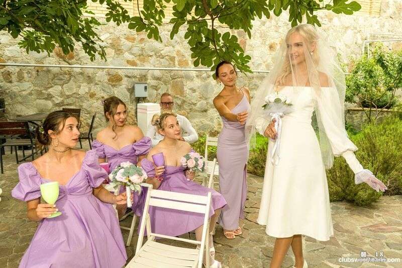 结婚的那一天，诺维拉&middot;奈特脱下她的礼服，在一个僻静的地方把它交给 On her wedding day, Novella Knight took off her dress and gave it to her in a secluded place