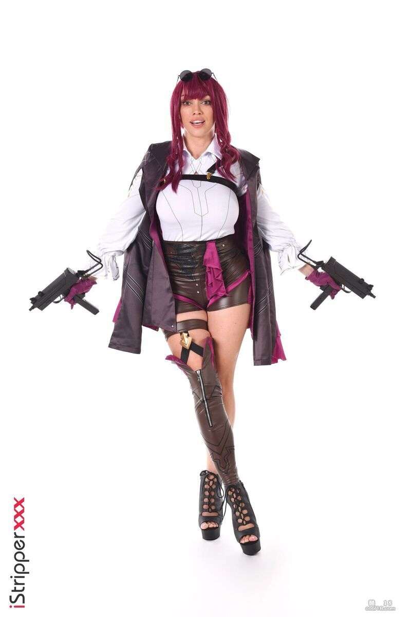 宽条脱去她的衣服，露出她丰满的曲线和巨大的乳房，同时沉迷于丰满的 Wide strip takes off her clothes, revealing her voluptuous curves and huge breasts while indulging in the voluptuous