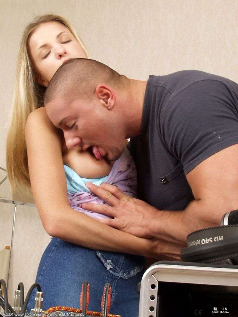 对于美丽的柳德米拉来说，处理一根大鸡巴是小菜一碟 For the beautiful Lyudmila, handling a big cock is a piece of cake