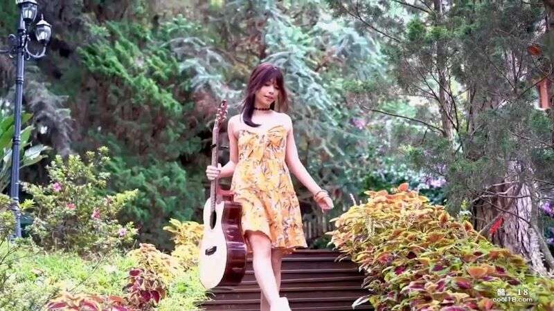 越南美少女 JasmineJ 不穿内裤在户外弹吉他唱歌录制MV Vietnamese beautiful girl JasmineJ plays guitar and sings outdoors without underwear to record a MV