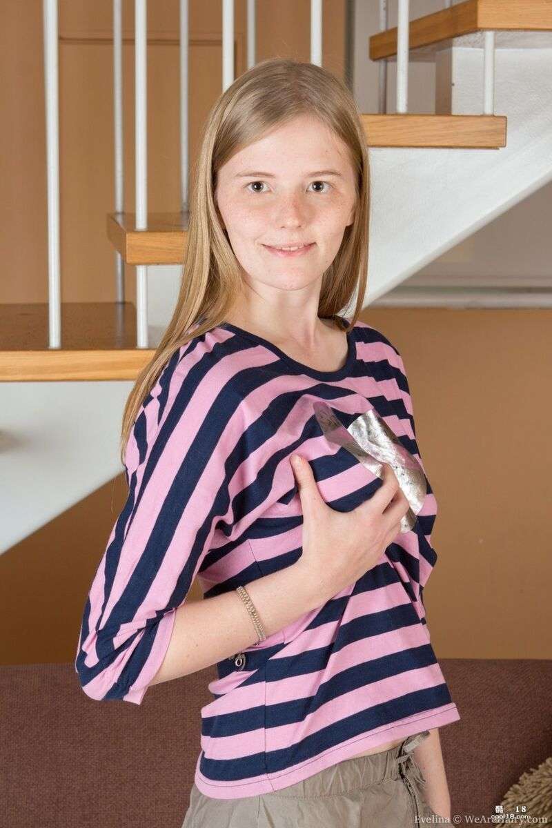 金发业余宝贝 Evelina 揭开并用手指抚摸她毛茸茸的小穴 Blonde amateur babe Evelina uncovers and fingers her hairy pussy