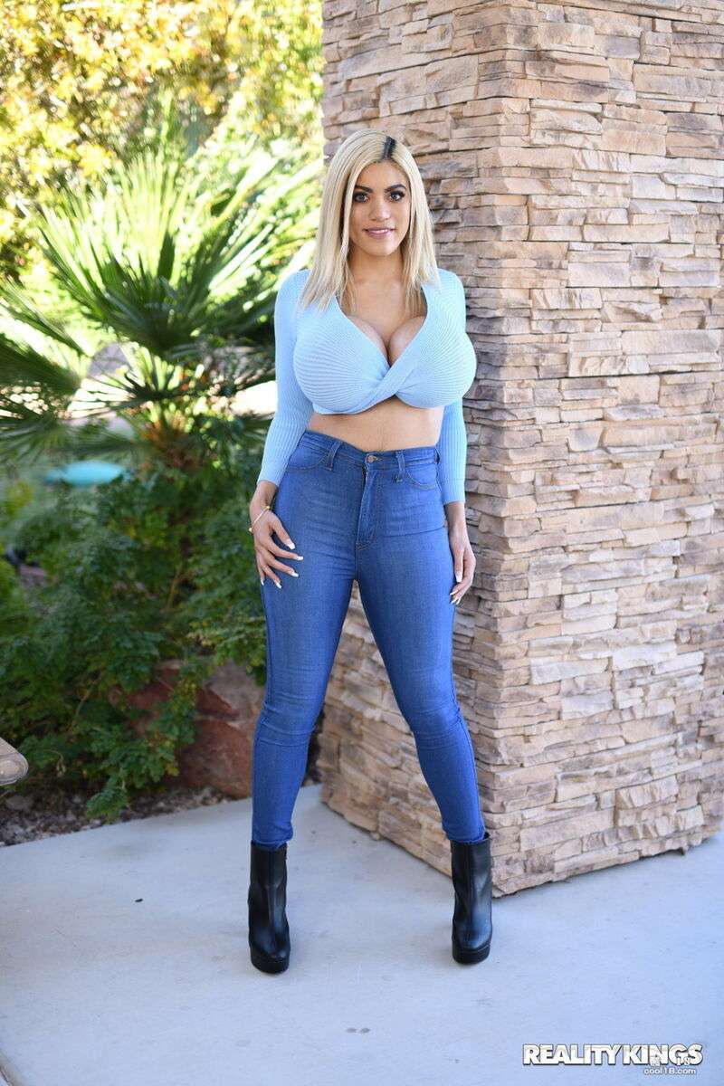 金发宝贝 Amber Alena 露出她的大奶子在地板上骑乘做爱 Blonde babe Amber Alena exposes her big tits and rides on the floor for sex