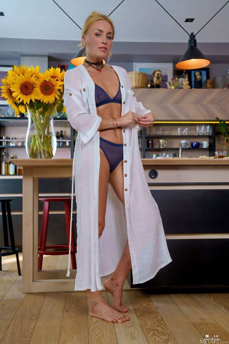 这位蓝眼睛的美女垂下金色的长发，脱下内裤，张开光滑的大腿，露出修 The blueeyed beauty let down her long blond hair, took off her panties and spread her smooth thighs to reveal her trim