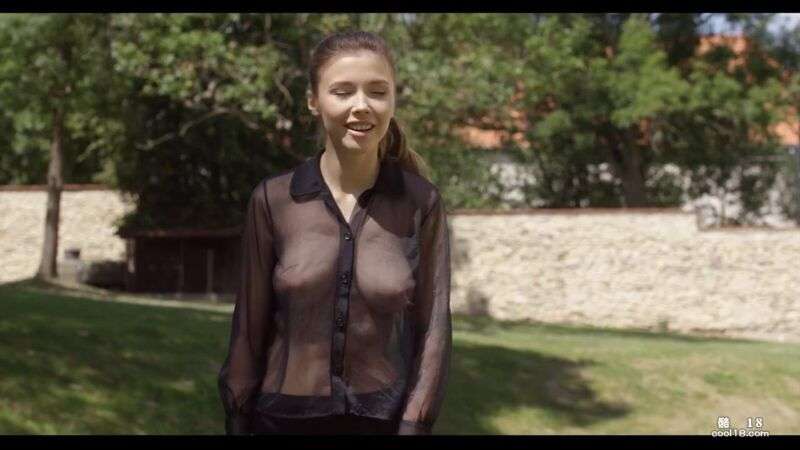 人瘦奶大的极品模特 Mila Azul 全裸在户外运动 Mila Azul, the best model with slim body and big breasts, is naked and exercising outdoors