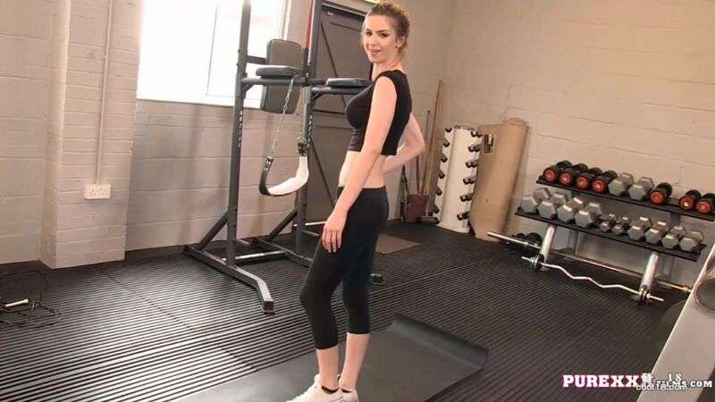美丽的意大利巨乳女郎 Stella Cox 在健身房被强壮的男人狠狠肏小穴 Beautiful Italian busty Stella Cox gets her pussy fucked hard by a strong man in the gym