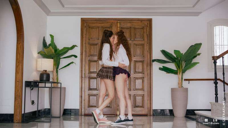 Sofilie 和 Kinsley White 沉浸在一场充满舔舐和刺激她们性感区的女同性恋冒险中 Sofilie and Kinsley White indulge in a lesbian adventure full of licking and stimulation of their erogenous zones