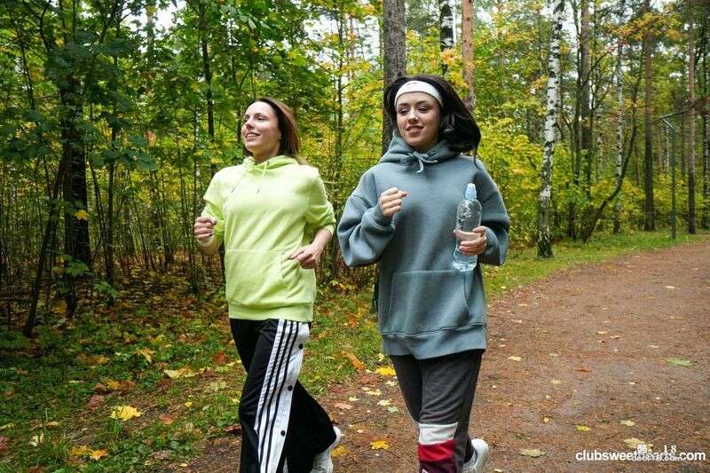 两位美丽的早起慢跑者 Violet Clarke 和 Rihanna Black 在热气腾腾的淋浴后进行女同性交 Two beautiful morning joggers Violet Clarke and Rihanna Black have lesbian sex after a steamy shower