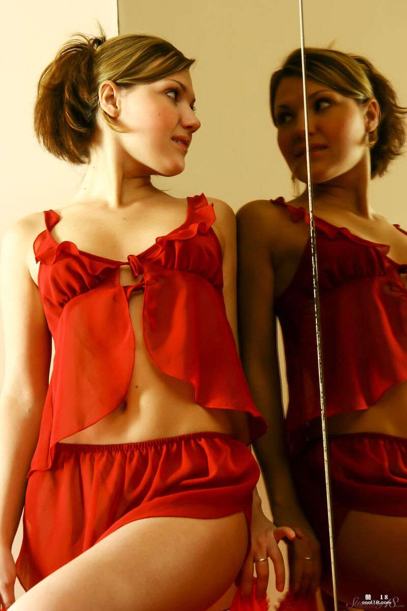 一位漂亮的宝贝躺在床上炫耀她丰满的乳房和刚剃过的阴部 A beautiful babe lies on the bed showing off her big breasts and freshly shaved pussy