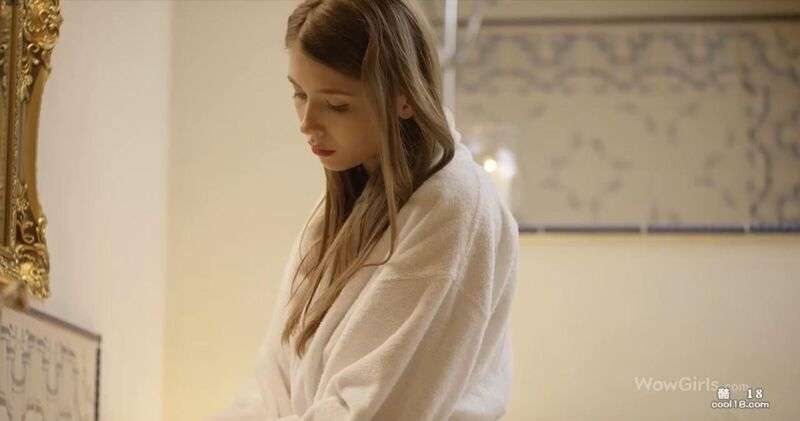 东欧极品少女模特 Mila Azul 浴室淋浴时喷头射向自己光滑的小穴 Eastern European top girl model Mila Azul sprays the nozzle on her smooth pussy in the bathroom shower