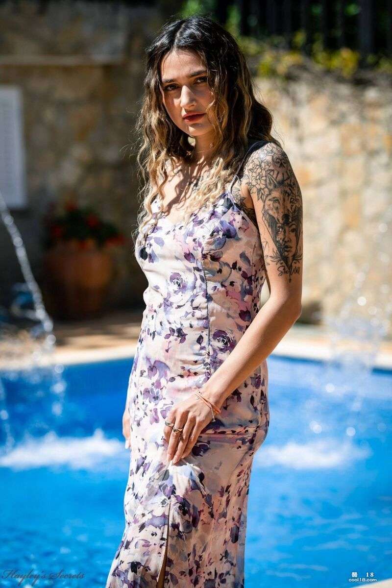 纹身和穿孔的淫荡脱衣舞女，露出她完美的身材和巨大的乳房 Tattooed and pierced slutty stripper showing off her perfect body and huge breasts