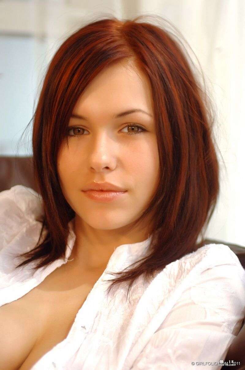 巨乳红发美女伊加脱下衣服，只剩下衬衫和白色内裤，然后玩弄枕头，炫 Busty redhaired beauty Yiga takes off her clothes, leaving only her shirt and white panties, then plays with the pillow and shows off