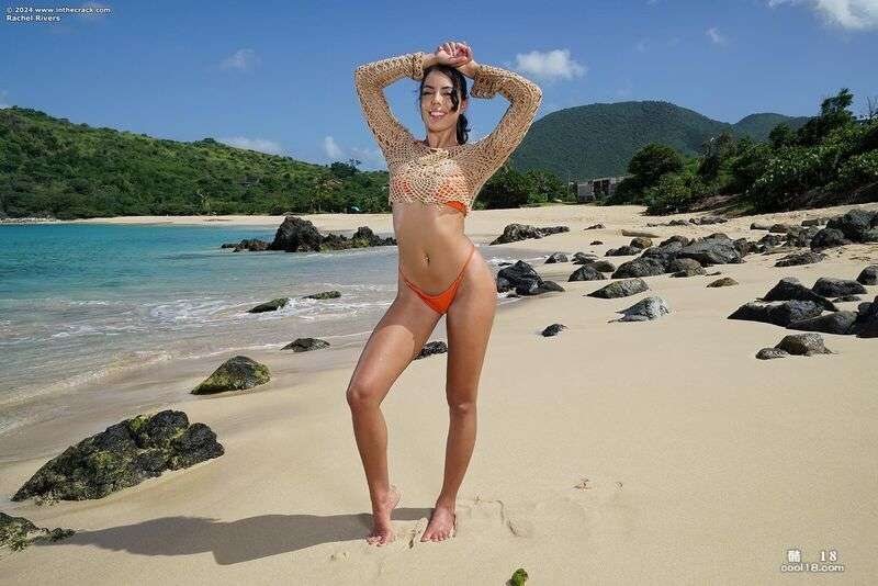 身穿沙滩丁字裤的宝贝脱掉衣服后，在大海中表达对自己的爱 Babe in beach thong takes off her clothes and expresses her love in the sea