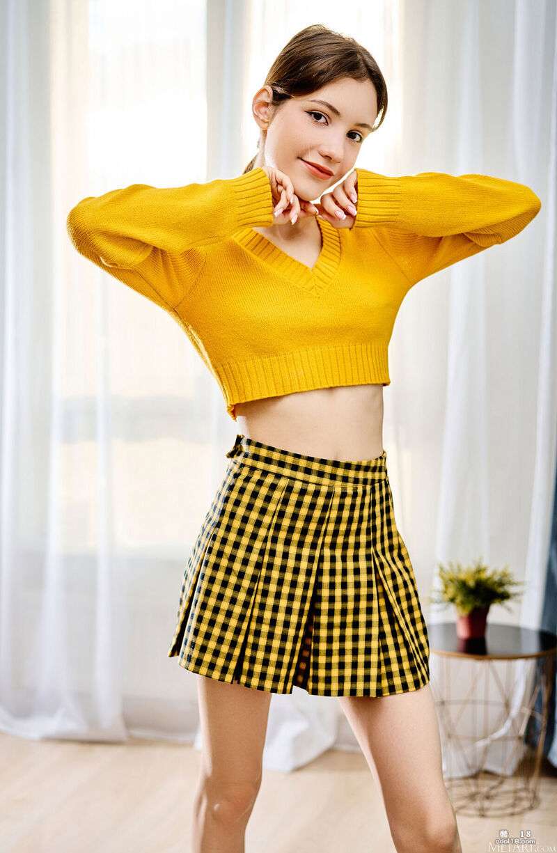 这个性感的小妞撩起裙子，脱下内裤，露出她性感的阴部 This sexy chick lifts up her skirt and takes off her panties, exposing her sexy pussy