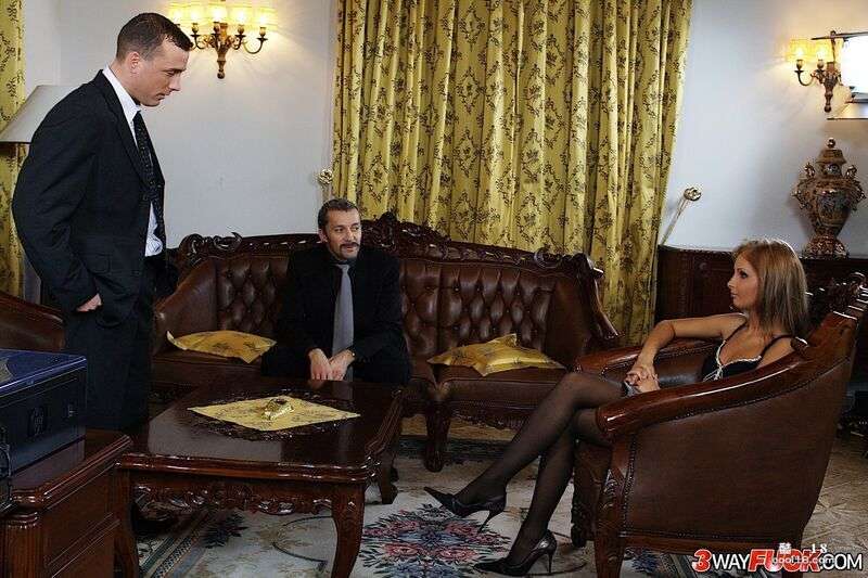 性感的熟女 Lauryn May 被两个男人对她身上的三个口进行双重插入 Sexy MILF Lauryn May gets double penetrated all three times by two guys