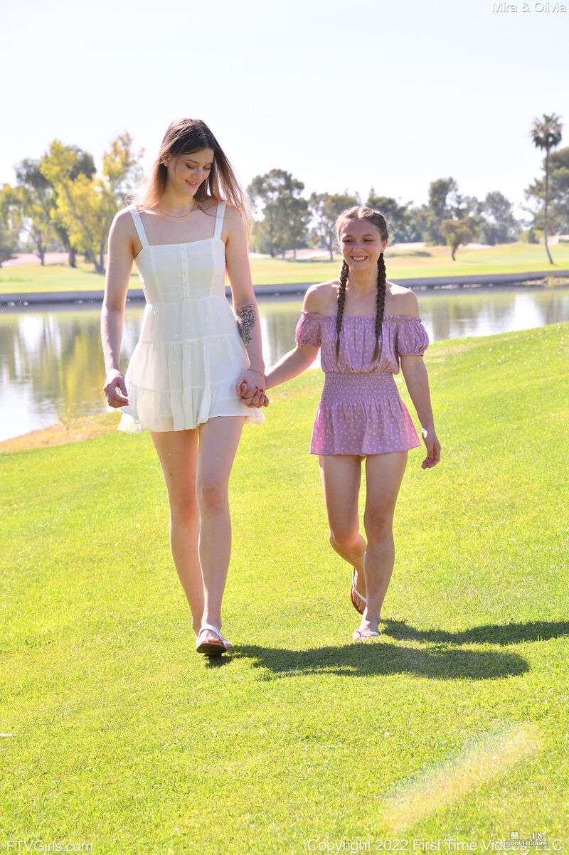 淫荡的高个子宝贝 Mira 和她的娇小朋友 Olivia 在户外脱衣并裸体摆姿势 Slutty tall babe Mira and her petite friend Olivia strip and pose naked outdoors