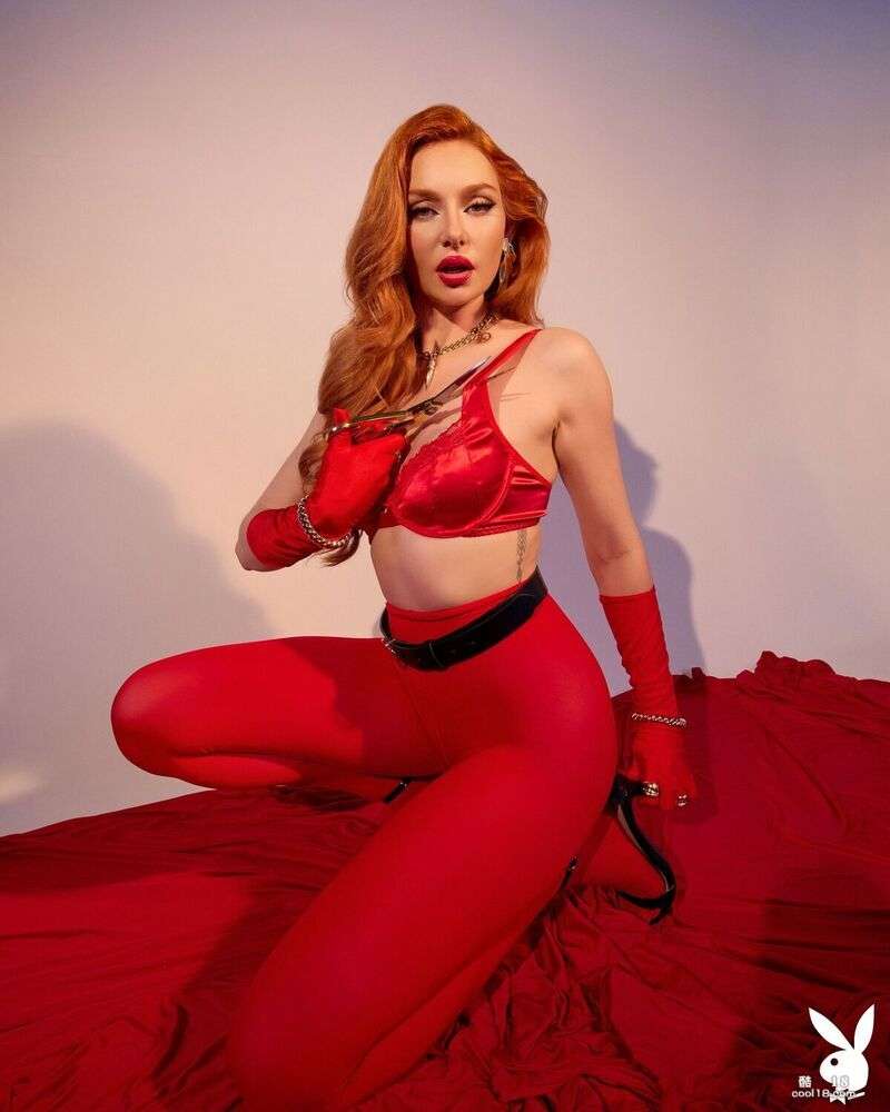 性感火辣的身材尽收眼底，露出了性感的乳房和紧致的小阴道 Her sexy and hot body is in full view, revealing her sexy breasts and tight vagina