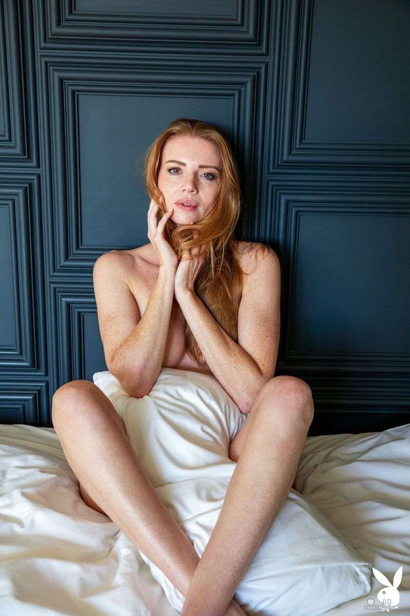 雀斑美女安娜的性感身材尽收眼底，丰满的乳房抢尽了风头 Freckled beauty Anna's sexy figure is in full view, and her plump breasts steal the spotlight