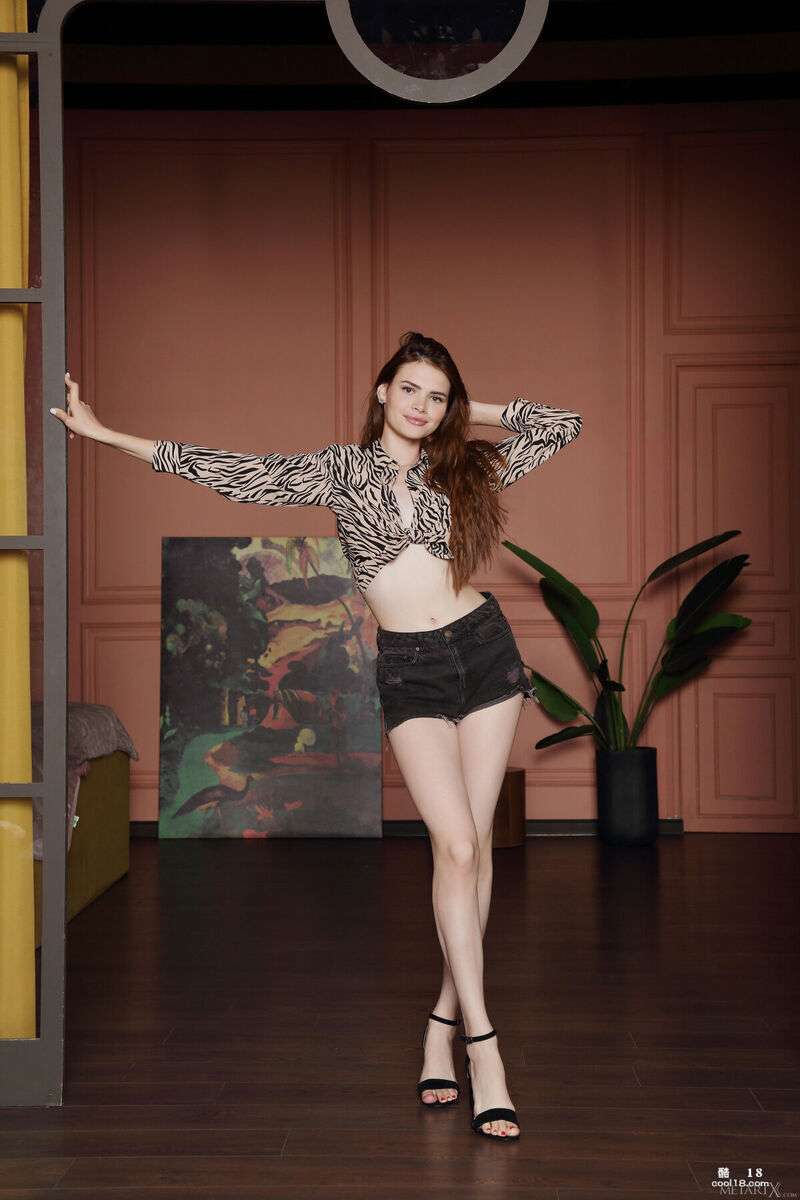 性感的黑发美女金斯利一边用手指抚摸她紧致的阴道，一边手淫，让两个 Sexy brunette Kingsley masturbates while fingering her tight vagina, making both