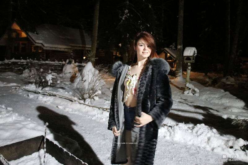 可爱、苗条的黑发美女 Kitsuna 晚上在户外裸体，炫耀着她火辣、娇小的身材 Cute, slender brunette Kitsuna gets naked outdoors at night, showing off her hot, petite body