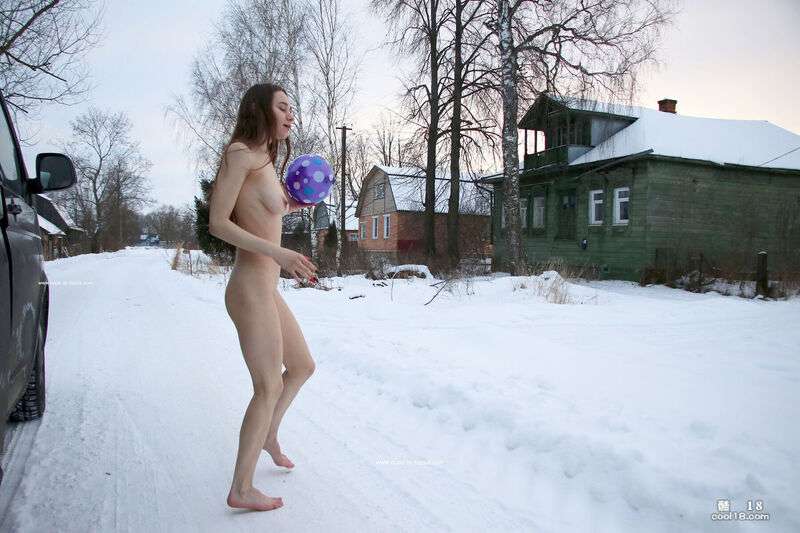 身材火辣、臀部丰满的裸体小妞正在院子里玩耍，炫耀着她性感苗条的身材 Hot naked chick with big ass is playing in the yard, showing off her sexy slim body