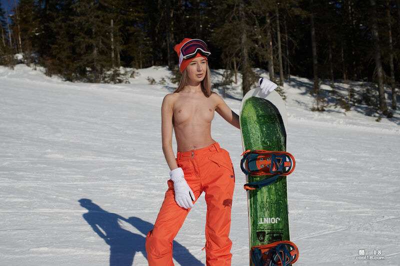 达里亚&middot;贝尔 (Daria Ber) 在滑雪坡上脱衣服时炫耀着她 Daria Ber shows off her clothes as she strips off on the ski slopes