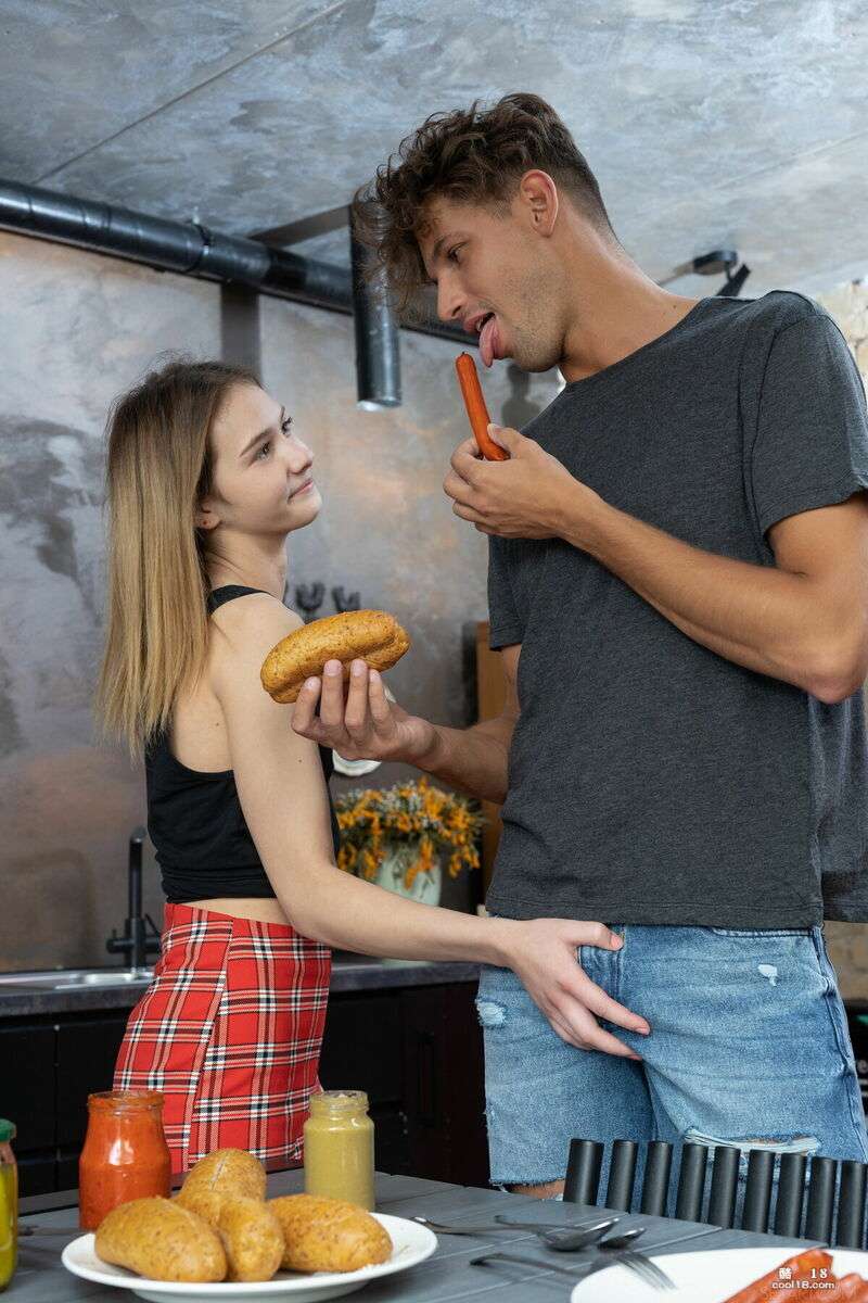 小胸美女早餐后与男友进行性爱冒险 Smallbreasted beauty has sex adventure with her boyfriend after breakfast