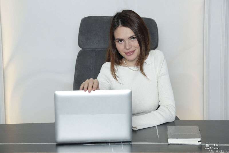 金斯利 (Cutie Kinsley) 在努力工作后脱掉衣服，让我们一睹她私处的迷人风采 Cutie Kinsley takes off her clothes after a hard job to give us a tantalizing glimpse of her private parts