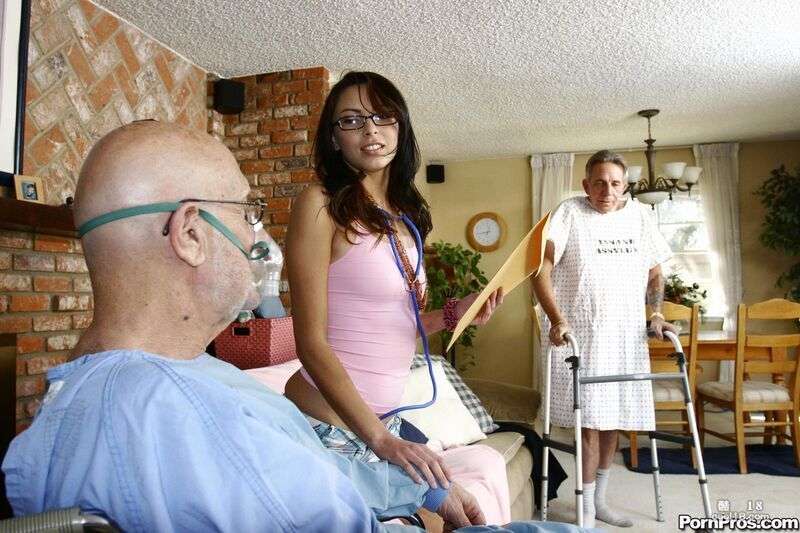 戴眼镜的性感黑发少女丹妮&middot;科尔 （Danni Cole） 老人们提供性交服务 Sexy brunette in glasses Danni Cole gets fucked by old guys