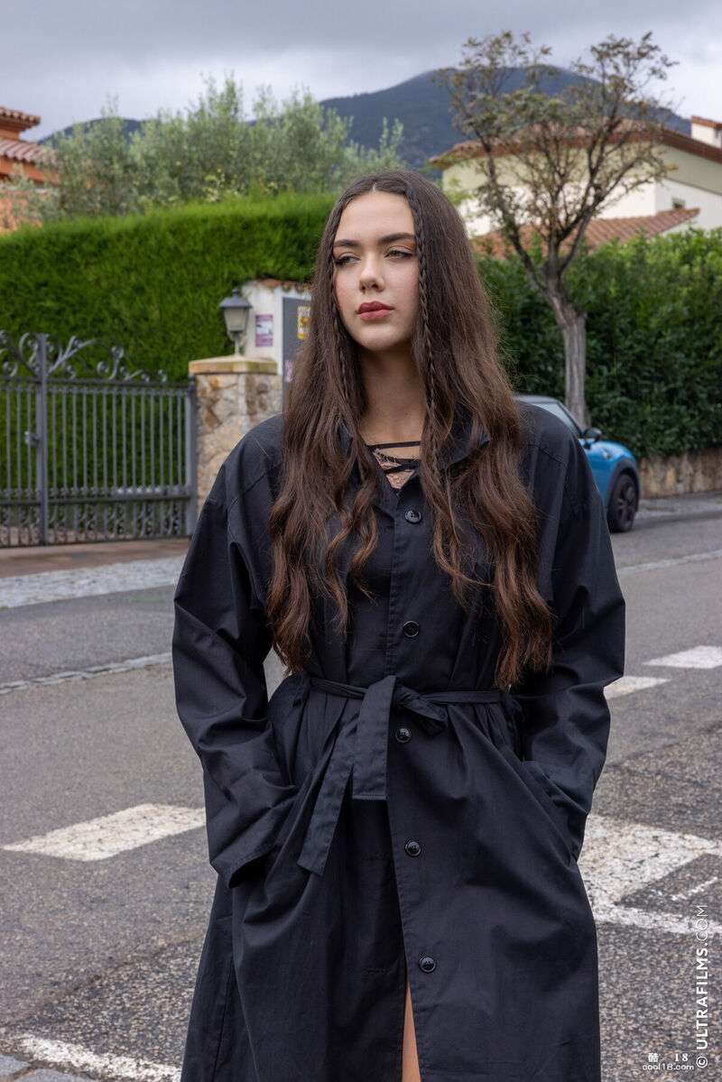 狐狸精 Vixi Rafi 脱光衣服，展示她苗条、性感的身材和火辣的黑色袜子技巧 Vixen Vixi Rafi strips naked and shows off her slim, sexy body and hot black socks skills