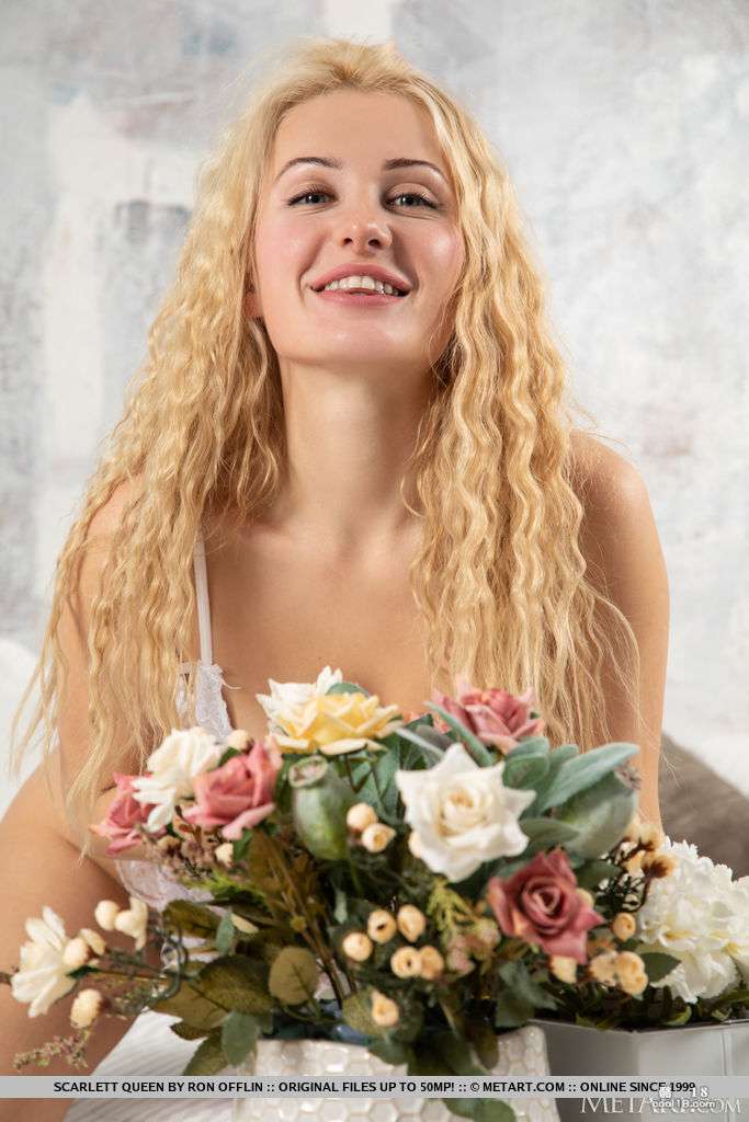 赤身裸体的波浪形金发年轻女孩 Scarlett Queen 在床上展示她稀松阴毛的小屄 Naked young wavy blonde Scarlett Queen shows off her sparse hairy pussy in bed