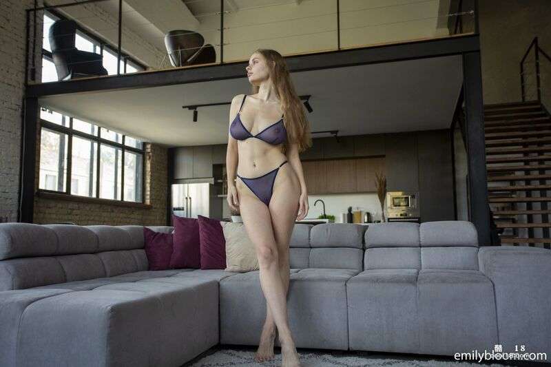 Samadhi 是一位迷人的黑发美女，她脱掉内衣，露出了她的大乳房 Samadhi is a stunning brunette who takes off her bra and reveals her big breasts