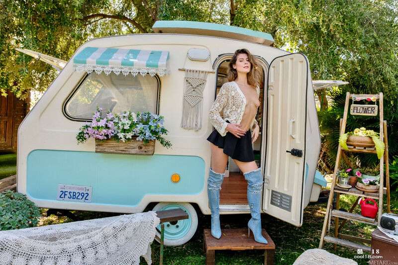 法国小妞撩起她的迷你裙，证明她是天生的，然后解开上衣 French chick lifts up her miniskirt to prove she's a natural and then unbuttons her top