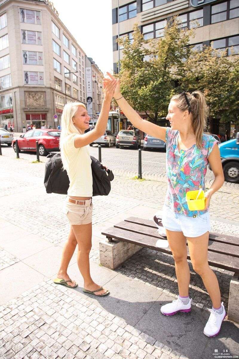 可爱的女冒险家 Sara J，Nessy 和 Ester B 在爬山时赤身裸体 Cute female adventurers Sara J, Nessy and Ester B get naked while climbing a mountain | best way to enjoy sex