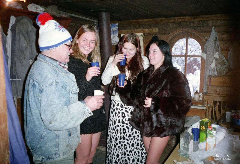 Sonja Lia 和 Virginia 正在操她们的女朋友的屁股，而她在小屋里脱掉衣服 Sonja Lia and Virginia are fucking their girlfriends in the ass while she takes off her clothes in the cabin