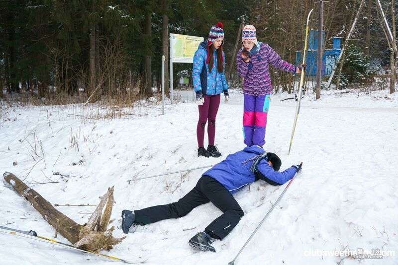 两个可爱的绽放女孩帮助一个需要帮助的男人，在热辣的三人性爱之前用 Two cute blooming girls help a man in need before having hot threesome sex