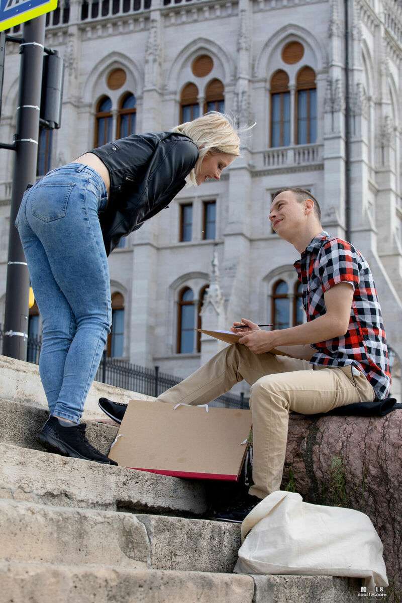 Zazie Skymm 在用多种姿势做爱之前用口交 Zazie Skymm gives blowjob before having sex in multiple positions