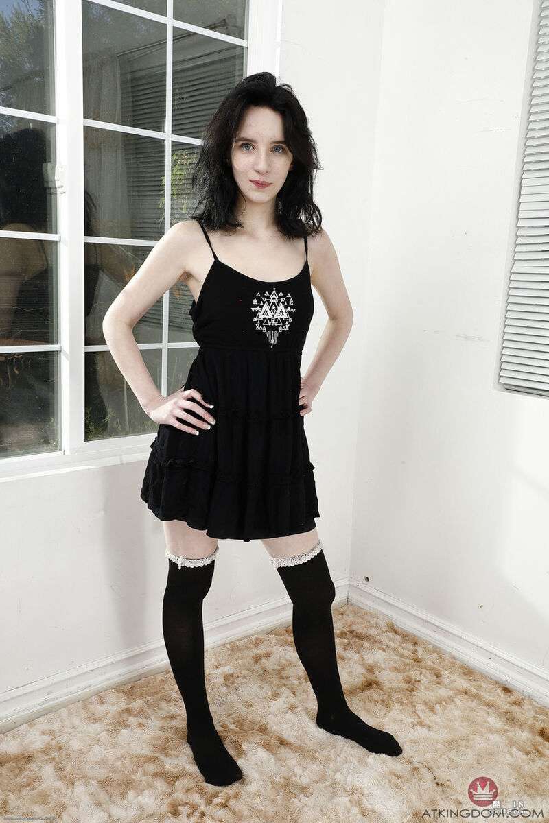 乌黑头发的宝贝 Lily Moon 扒开她的阴唇展示她的粉红色肉洞 Ravenhaired babe Lily Moon spreads her labia and shows off her pink hole